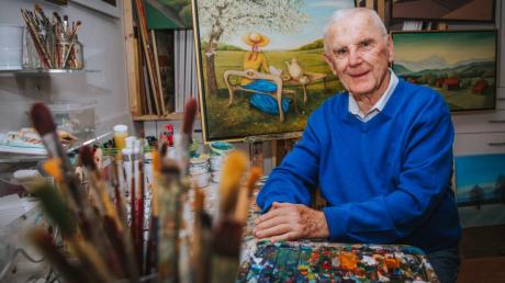 Mit 84 Jahren malt Karl Ilg aus Dießen, was ihn froh stimmt. Wie die elegante Dame bei ihrer Mußestunde unter einem blühenden Apfelbaum.
