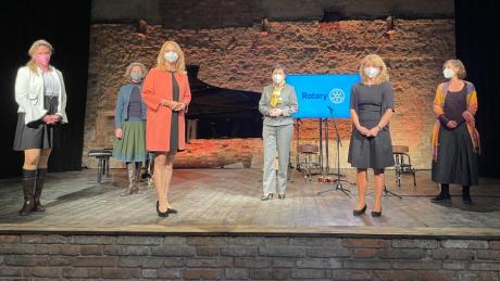 Landsbergs Oberbürgermeisterin Doris Baumgartl (dritte von links) übergab in der Alten Brauerei in Stegen den Rotary-Nachhaltigkeitspreis 2020.