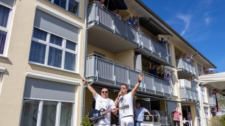 Das Duo Salvatore e Rosario lockte die Bewohner der Seniorenwohnanlage Lechfeld beim Muttertagskonzert auf die Balkone.