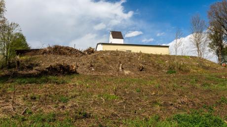 Neben dem ehemaligen Getreidespeicher in Eurasburg sollen neue Häuser gebaut werden. Die Grundstücksbesitzerin ließ den Hang roden und erntet deswegen Kritik.