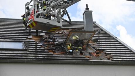 Zu diesem Dachstuhlbrand in Ludwigsfeld musste am frühen Freitagabend die Feuerwehr ausrücken.