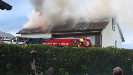 In Offingen ist am Freitagabend ein Feuer in einer Dachgeschosswohnung ausgebrochen.