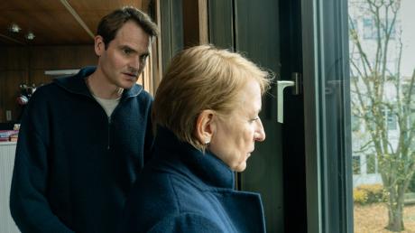 Felix Voss (Fabian Hinrichs) und  Paula Ringelhahn (Dagmar Manzel) setzt der Fall schwer zu: Szene aus dem Franken-Tatort "Wo ist Mike?". 