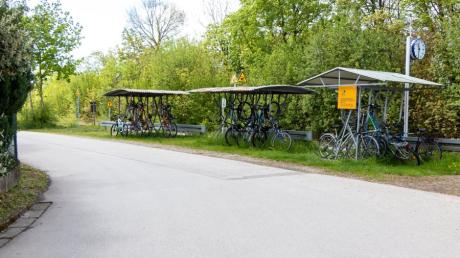 Der alte Fahrradständer am Bahnhof von Oberottmarshausen soll einer neuen, erweiterten Fahrradabstellanlage weichen.