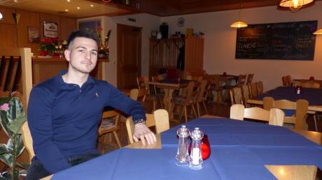 Gabriel Stefa, der gemeinsam mit seinen Eltern und Geschwistern das Restaurant Panorama im Obergriesbacher Gemeinschaftshaus zuletzt betrieben hat, hat seine Koffer gepackt. Die Gemeinde sucht derzeit einen neuen Pächter. 