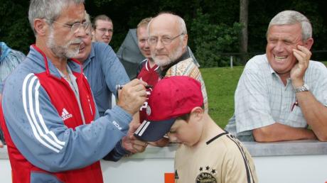 Zum ersten Mal zu Gast beim FC Reflexa Rettenbach waren die Bayern-Amateure im Juli 2005. Im Mittelpunkt der Autogrammjäger stand aber keiner der Spieler, sondern der damalige Co-Trainer der Münchner, Gerd Müller.