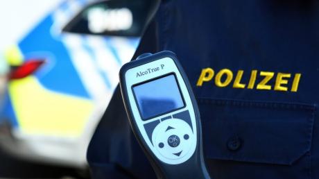 Einen alkoholisierten Autofahrer hat die Polizei am Donnerstag in Gessertshausen aus dem Verkehr gezogen.