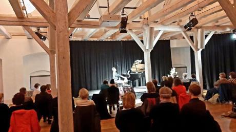 Der Pianist Tim Allhoff gab das erste Konzert nach dem Corona-Lockdown im Wittelsbacher Schloss in Friedberg. Publikum, Künstler und Organisatoren waren einfach nur glücklich. 