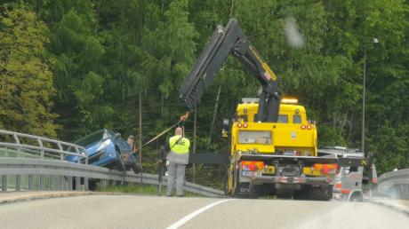 Auf der B16-Brücke bei Unterhausen kam es am Montagvormittag zu einem Unfall. Ein junger Autofahrer rutschte mit seinem Wagen auf die Leitplanke und blieb dort hängen.