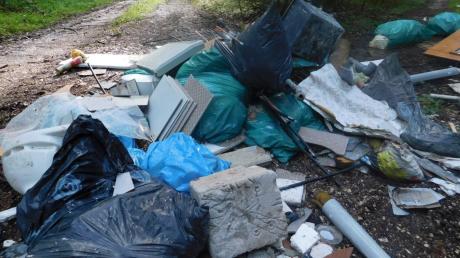 Das Bild zeigt einen Müllhaufen im Wald bei Blaubeuren-Asch. Der Müll wurde Mitte Mai im Gewann-Schlag zwischen Asch und Bühlenhausen nahe der Landesstraße entdeckt.