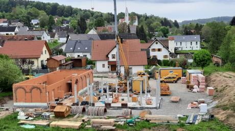 Gut voran kommen die Arbeiten am Neubau von Orangerie und Heizhaus im künftigen Schlosspark von Mickhausen.