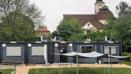 Da nutzt auch der Schutz der Herrgottsruhkirche nichts mehr: Die Friedberger Container-Kindertagesstätte St. Johanna ist so marode, dass ein Ersatz errichtet werden muss. Und der soll in weit besserer Qualität entstehen. 
