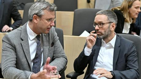 Sie waren ein ungleiches Paar an der Parteispitze der FPÖ: Der staatsmännische Norbert Hofer (links) und rechtsaußen-Scharfmacher Herbert Kickl.
