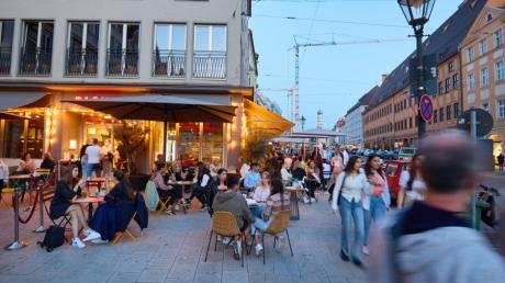 In der Augsburger Maximilianstraße darf dank des stabilen Inzidenzwertes unter 50 die Innengastronomie mit Speiseangebot öffnen. 