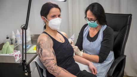 Das Tattoo von Nadine Fleischhacker ist vor dem Lockdown nicht fertig geworden.  Tätowiererin Sabine Nagl aus Dießen legt deshalb noch einmal Hand an.