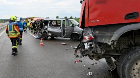 Vier Verletzte forderte ein Verkehrsunfall am Freitagnachmittag auf der A8 bei Merklingen.