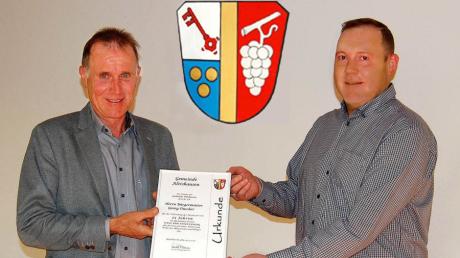 Zweiter Bürgermeister Martin Veitleder rechts hielt eine kleine Laudatio zum 25-jährigen Jubiläum von Georg Duscher als Bürgermeister/2. Bürgermeister der Gemeinde Aletshausen und überreichte eine Urkunde.