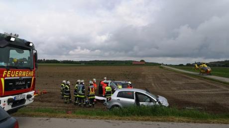 Die Feuerwehr Pöttmes war am Sonntag bei einem schweren Verkehrsunfall auf der Kreisstraße AIC1 im Einsatz.
