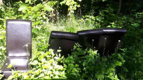 Unbekannte haben vor einigen Tage diese Stühle im Fugger´schen Forst bei Weißenhorn abgestellt. Auch im Staatswald und im städtischen Forst wird regelmäßig illegal Abfall entsorgt.
