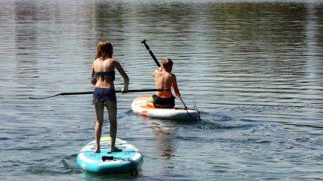 Stand-up-Paddling ist an vielen Seen im Wittelsbacher Land verboten, darunter am Weitmannsee und am Friedberger See.