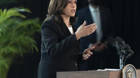 Kamala Harris, Vizepräsidentin der USA, spricht zu den Medien. Bei der ersten Auslandsreise von Kamala Harris als US-Vizepräsidentin haben in Mexiko die beiden Nachbarländer eine engere Zusammenarbeit unter anderem beim Thema Migration vereinbart.