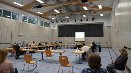 Mit einer Gemeinderatssitzung als erster Veranstaltung in der sanierten Mehrzweckhalle Kissendorf hätte vor der Corona-Pandemie niemand gerechnet.