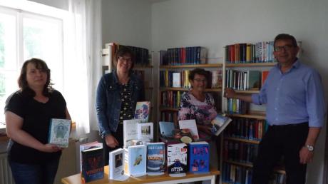 Helga Jochum (Zweite von links) und Antje Lindner (links) leiten künftig die Gemeindebücherei in Langenneufnach. Sie folgen damit auf Ida Steckeler (Dritte von links). Bürgermeister Gerald Eichinger (rechts) ist dankbar über das ehrenamtliche Engagement. 