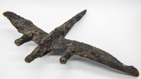 In der verfüllten Grube für einen Lagerzaunpfahl entdeckten Archäologen dieses Holzflugzeug in Gablingen.