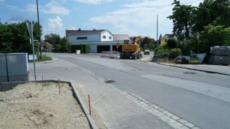 Ab Montag wird die Fuggerstraße (links) Richtung Landkreis Dachau in Klingen gesperrt. Die Blumenthaler Straße (rechts) Richtung Sielenbach und Autobahn bei Adelzhausen wird dann wieder geöffnet.
