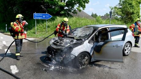 Die Oberelchinger Feuerwehr löschte ein brennendes Auto binnen Minuten.