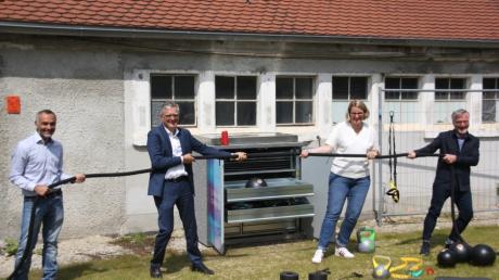 Am Gaswerkareal hat die Stadt, hier vertreten duch Sportreferent Jürgen Enninger, Oberbürgermeisterin Eva Weber und swa-Geschäftsführer Alfred Müllner eine Sportbox aufgestellt. 