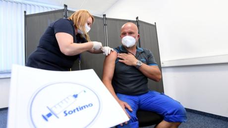 Der Sortimo-Angestellte Bernd Merkle bekommt von Sandra Nachtmann die Spritze gegen das Coronavirus.