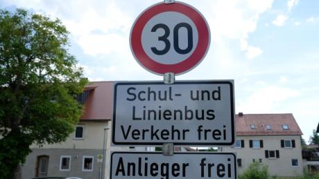 Neue Schilder sollen die Anwohner in Haunsheim entlasten. Eigentlich ist die Ortsdurchfahrt für den Durchgangsverkehr gesperrt. Viele Pendler hält das jedoch nicht ab. 	