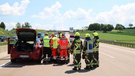 Ein Lkw-Fahrer übersah beim Spurwechsel das Auto einer 27-Jährigen und flüchtete von der Unfallstelle auf der A8 bei Unterknöringen.