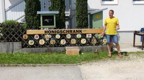 Hobby-Imker Peter Baur bei der Einweihung des Bienenschaukastens in Biberberg.