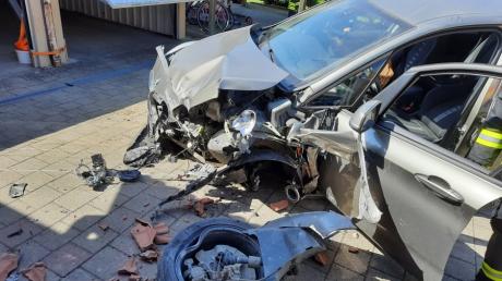 Bei einem Unfall in Emersacker hat eine Fahrerin Bremse und Gas verwechselt. Mit gravierenden Folgen.