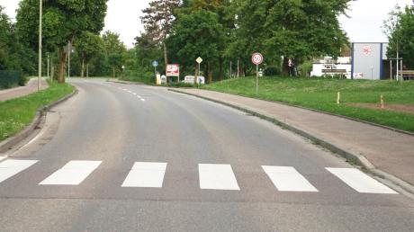 Nach Ansicht der Polizei hat ein Unbekannter in Haunstetten Zebrastreifen auf die Straße gemalt.