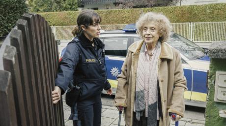 Elisabeth Eyckhoff (Verena Altenberger) bringt Frau Schrödinger (Ilse Neubauer) von der Polizeiwache nach Hause: Szene aus dem Münchner "Polizeiruf 110" gestern.