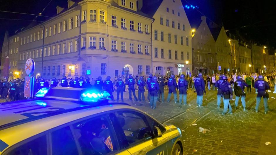 Die Polizei löste im Juni 2021 eine Ansammlung von Hunderten Feiernden in Augsburg auf. Es kam zu Ausschreitungen. Einer der Beteiligten stand am Donnerstag vor Gericht.