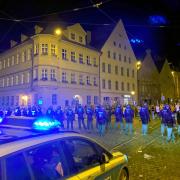 Die Polizei löste im Juni 2021 eine Ansammlung von Hunderten Feiernden in Augsburg auf. Es kam zu Ausschreitungen. Einer der Beteiligten stand am Donnerstag vor Gericht.