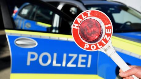 Die Polizei sucht einen Autofahrer, der in Günzburg einen Bus mehrfach ausgebremst hatte.