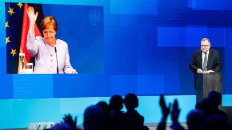 Die per Video live zugeschaltete Bundeskanzlerin Angela Merkel (CDU) verabschiedet sich nach ihrer Reder beim Tag der deutschen Industrie des Bundesverbandes der Deutschen Industrie (BDI).