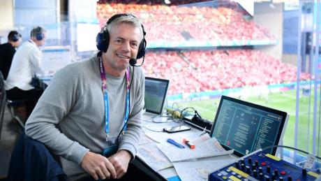TV-Kommentator Tom Bartels vor dem EM-Spiel zwischen Dänemark und Russland. 