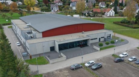 Das Dach des Eisstadions in Burgau bietet eine große Fläche, die sich für das Installieren einer Solaranlage eignet. 