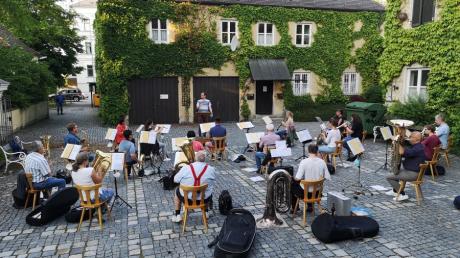 Das Kolping-Blasorchester Göggingen spielt Musik von Klassik bis Jazz.