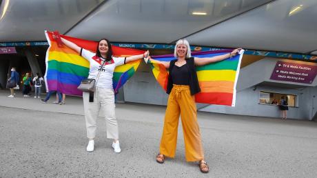 Delphine und Manon sind aus Berlin zum EM-Spiel nach München angereist. In der Stadt haben sie keine Regenbogen-Fahne mehr bekommen, dafür direkt am Stadion.