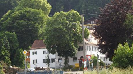 Oberhalb der Gaststätte Schorer und des Cafés Burgberg befindet sich das Bodendenkmal der Burg auf dem Burgberg.