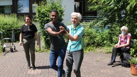Diego Da Silva bietet im SSG-Seniorenwohnen in Augsburg-Haunstetten eine Tanzeinlage.