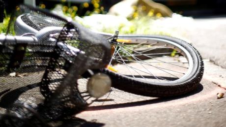 Bei Manching ist ein Radfahrer mit einem Auto zusammen gestoßen. Ein Alkoholtest ergab 1,28 Promille bei dem Radfahrer.