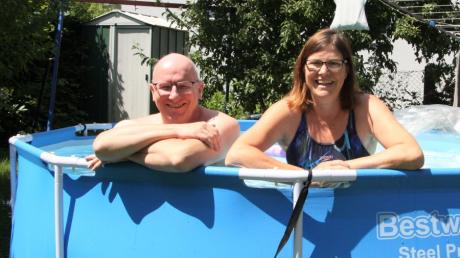 Sylvia und Wolfgang Baiter im heimischen Gartenpool. Sonst sind sie in größeren Schwimmbecken unterwegs.